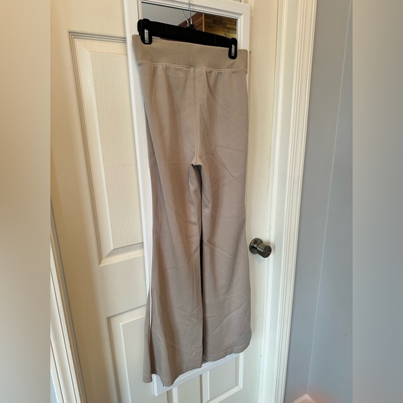 GUC🤎SPANX AirEssentials Pique Flare Leg Pants Small Ashwood - Picture 6 of 9